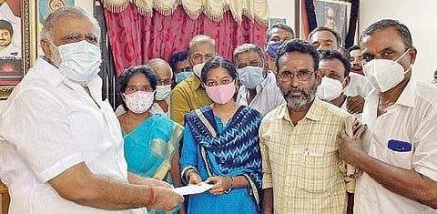 திண்டுக்கல்லில் நடந்த நிகழ்ச்சியில் தந்தையை இழந்த இளம்பெண்ணுக்கு பணி நியமன ஆணையை வழங்கிய அமைச்சர் ஐ.பெரியசாமி.