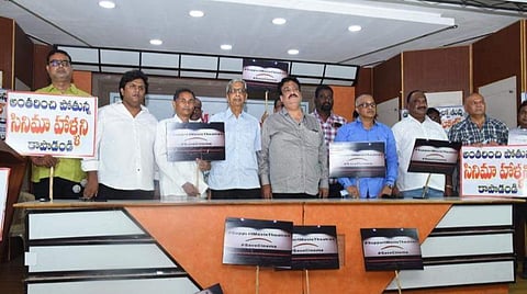 தயாரிப்பாளர்களுக்குத் திரையரங்க உரிமையாளர்கள் எச்சரிக்கை: தெலுங்குத் திரையுலகில் வெடிக்கும் மோதல்