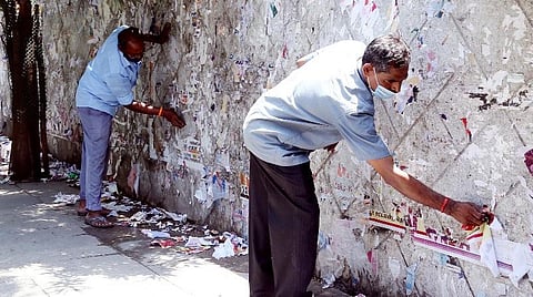 தேனாம்பேட்டை, ராதாகிருஷ்ணன் சாலையில் ஒட்டப்பட்டுள்ள போஸ்டர்கள் அகற்றம்.