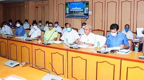 புதுச்சேரி மக்களவை உறுப்பினர் வி.வைத்திலிங்கம் தலைமையில் நடைபெற்ற மாவட்ட வளர்ச்சி ஒருங்கிணைப்பு கண்காணிப்புக் குழுக் கூட்டத்தில் பங்கேற்றோர்.