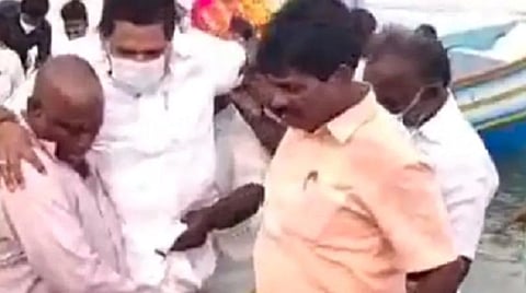 'மீன்வளத்துறை அமைச்சரை தூக்கி சுமந்த தொண்டர்கள்': முன்னாள் அமைச்சர் டி.ஜெயக்குமார் கிண்டல்