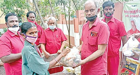 மேல்மருவத்தூர் ஆதிபராசக்தி வழிபாட்டு மன்றத்தின் தஞ்சாவூர் கிளை மூலம் பொதுமக்களுக்கு கரோனா நிவாரண உதவிகள் வழங்கும் செவ்வாடை பக்தர்கள்.