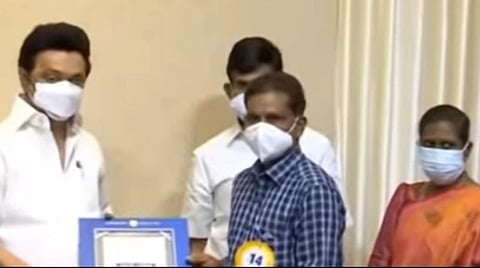 பரிசுத்தொகையை வழங்கிய முதல்வர் ஸ்டாலின்.