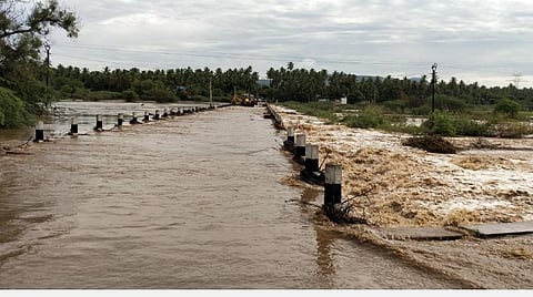 பாலாற்றில் பெருக்கெடுத்து ஓடும் வெள்ளம். 