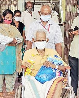 மதுரை அரசு மருத்துவமனையில் இருந்து வேறு காப்பகத்துக்கு அழைத்துச் செல்லப்படும் முதியவர்.