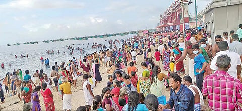ராமேசுவரத்தில் ஆனி அமாவாசையை முன்னிட்டு அக்னி தீர்த்தக் கடலில் நீராடிய பக்தர்கள்.