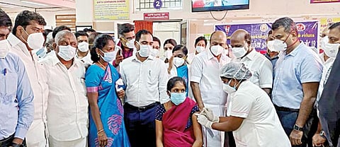 சிவகங்கை அரசு மருத்துவமனையில் கரோனா தடுப்பூசி முகாமைப் பார்வையிட்ட அமைச்சர்கள் மா.சுப்பிரமணியன்,  கே.ஆர்.பெரியகருப்பன். அருகில், சுகாதாரத் திட்ட இயக்குநர் தாரேஸ் அகமது, மாவட்ட ஆட்சியர் பி.மதுசூதன்ரெட்டி.