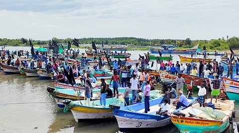 படகுகளில் கருப்புக் கொடி கட்டிக் கொண்டு கடலில் ஊர்வலமாக சென்ற மீனவர்கள்.