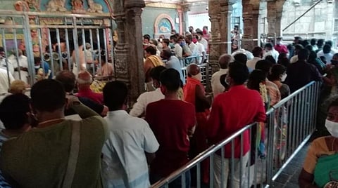திருநள்ளாறு தர்பாரண்யேஸ்வரர் கோயில் சனி பகவான் சன்னதியில் வழிபாடு செய்த பக்தர்கள் | படம்: வீ.தமிழன்பன்.