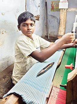 குடும்ப வறுமையால் நெசவுத் தொழிலில் ஈடுபட்டுள்ள மாணவர் கவுதம்.