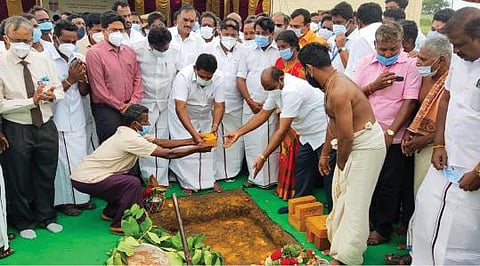 ராமையன்பட்டியில் உள்ள அரசு கால்நடை மருத்துவக் கல்லூரியில் கூடுதல் வகுப்பறை  மற்றும் மாணவர்  விடுதி கட்டிடங்கள் கட்டும் பணியை   கால்நடைத்துறை அமைச்சர் அனிதா ராதாகிருஷ்ணன் தொடங்கி வைத்தார்.