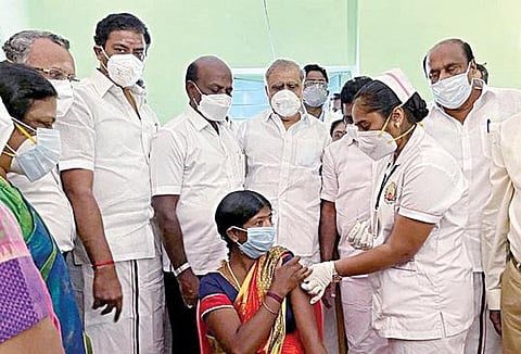 திண்டுக்கல் மாவட்டம், பெரும்பாறையில் மலைவாழ் மக்களுக்கான கரோனா தடுப்பூசி முகாமை தொடங்கி வைத்த சுகாதாரத் துறை அமைச்சர் மா.சுப்பிரமணியன். அருகில்,  அமைச்சர் ஐ.பெரியசாமி உள்ளிட்டோர்.