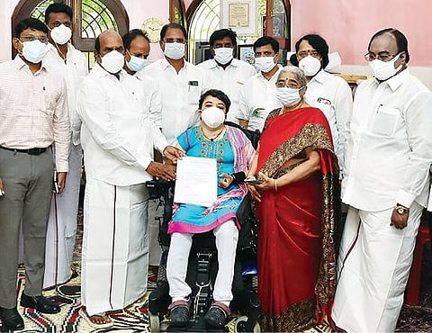 தி.மலை பழைய அரசு மருத்துவமனையில் முதுகெலும்பு மறுவாழ்வு மையம் செயல்படுவதற்கு தேவையான அரசு அனுமதி சான்றிதழ்களை தொண்டு நிறுவன நிர்வாகி பிரீத்தி சீனிவாசனிடம் வழங்கிய பொதுப்பணி துறை அமைச்சர் எ.வ.வேலு. அருகில், மாவட்ட ஆட்சியர் முருகேஷ், துணை சபாநாயகர் பிச்சாண்டி உள்ளிட்டோர்.