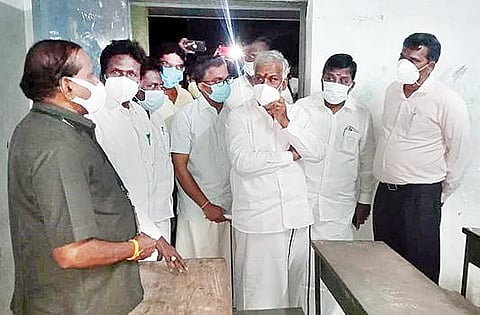 மயிலாடுதுறை மாவட்டம் சீர்காழி வட்டம் பூம்புகார் கலை அறிவியல் கல்லூரியில் உள்ள வகுப்பறைகளை நேற்று முன்தினம் இரவு பார்வையிடுகிறார் அமைச்சர் பி.கே.சேகர் பாபு.