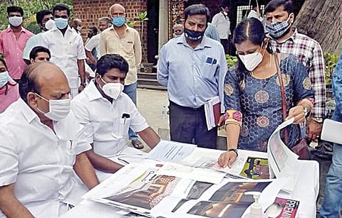 மாமல்லபுரத்தில் தமிழ்நாடு கைத்திறத் தொழில்கள் வளரச்சிக் கழகம் சார்பில் செயல்படுத்தப்பட்டுள்ள திட்டங்கள் குறித்து ஆய்வு மேற்கொண்ட ஊரகத் தொழில் துறை அமைச்சர் தா.மோ.அன்பரசன்.