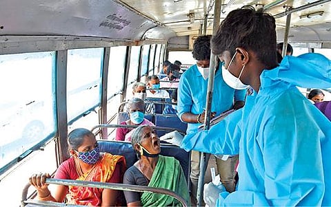 சேலத்தில் அரசு நகரப் பேருந்துகளில் சமூக இடைவெளியின்றி பயணம் செய்த பயணிகளுக்கு மாநகராட்சி சுகாதாரத்துறையினர் கரோனா பரிசோதனை மேற்கொண்டனர்.											      படங்கள்: எஸ்.குரு பிரசாத்