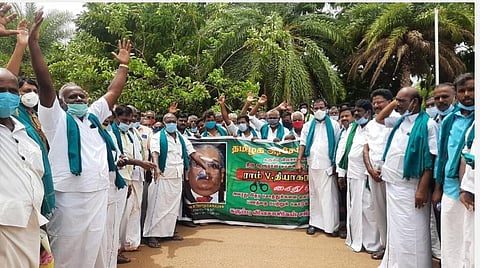 விவசாயிகள் பெயரில் ரூ.48 கோடி கடன்; திருமண்டங்குடி சர்க்கரை ஆலை நிர்வாகம் மீது நடவடிக்கை கோரி விவசாயிகள் ஆர்ப்பாட்டம்