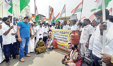 டீசல் விலை உயர்வைக் கட்டுப்படுத்தக் கோரி குரோம்பேட்டையில் ஆர்ப்பாட்டம் நடத்திய காங்கிரஸ் கட்சியினர். படங்கள்: எம்.முத்துகணேஷ்