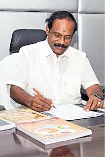 தமிழக அரசின் பாடநூல் கழகத் தலைவராக நேற்று பொறுப்பேற்ற ஐ.லியோனி.