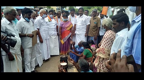காங்கிரஸ் கட்சிக்கு துரோகம் செய்தவர்கள் நடுரோட்டில் நிற்பார்கள்: நாராயணசாமி