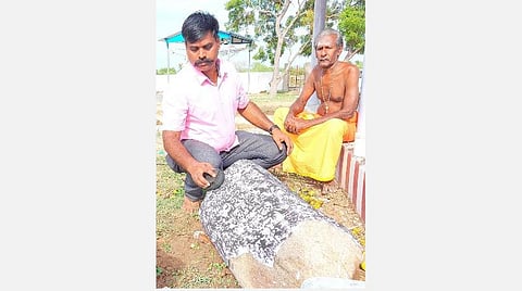 நம்புதாளை சிவன் கோயிலில் உள்ள கல்வெட்டைப் படியெடுத்து ஆய்வு செய்யும் வே. ராஜகுரு. உடன் கோயிலின் நிர்வாகி வாசு.