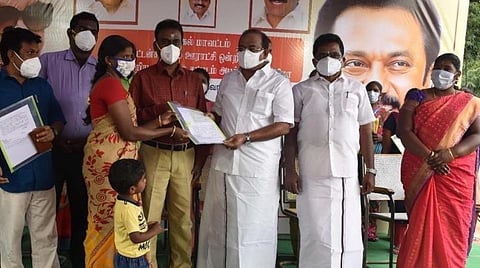 திண்டுக்கல் மாவட்டம் ஒட்டன்சத்திரத்தில் நடந்த நிகழ்ச்சியில் கிராம உதவியாளர்களுக்குப் பணி நியமன ஆணையை வழங்கிய உணவுத்துறை அமைச்சர் அர.சக்கரபாணி.