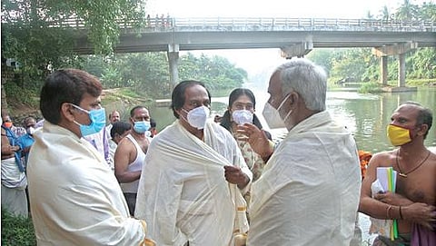 திக்குறிச்சி மகாதேவர் கோயில் சுற்றுச்சுவரை பலப்படுத்துவது குறித்து அமைச்சர் சேகர்பாபு ஆய்வு மேற்கொண்டார். அருகில் அமைச்சர் மனோ தங்கராஜ், விஜயதரணி எம்எல்ஏ உள்ளிட்டோர்.
