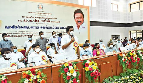 சேலத்தில் வணிக வரித் துறை சார்பில்  நடைபெற்ற கலந்தாய்வுக் கூட்டத்தில் வணிக வரி மற்றும் பதிவுத் துறை அமைச்சர் மூர்த்தி பேசினார். உடன் சுற்றுலாத் துறை அமைச்சர்  மதிவேந்தன், வணிகர்கள் உள்ளிட்டோர். 		          படம்: எஸ்.குருபிரசாத்
