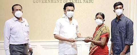 ராணுவத்தில் பணியாற்றி வீரமரணமடைந்த தமிழகத்தைச் சேர்ந்த 4 படை வீரர்களின் வாரிசுகளுக்கு கார்கில் போராட்ட வீரர்கள் நிவாரண நிதியிலிருந்து தலா 20 லட்சம் ரூபாய்க்கான காசோலையை, சென்னை தலைமைச் செயலகத்தில் முதல்வர் மு.க.ஸ்டாலின் நேற்று வழங்கினார். பொதுத் துறை செயலர் டி,ஜெகந்நாதன் உடனிருந்தார்.