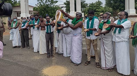 சாலையில் நெல்லைக் கொட்டி விவசாயிகள் போராட்டம்.