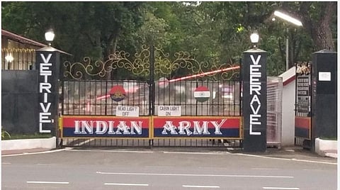 கோவை மதுக்கரையில் உள்ள ராணுவப் படைப்பிரிவு வளாக நுழைவு வாயிலில் எழுதப்பட்டுள்ள வெற்றிவேல், வீரவேல் முழக்கம்.