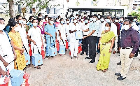 திருவண்ணாமலை மத்திய ஆரம்ப சுகாதார நிலையத்தில் செவிலியர்களிடம் கரோனா தடுப்பூசி பெட்டியை வழங்கிய மாவட்ட ஆட்சியர் முருகேஷ். அருகில், நகராட்சி ஆணையாளர் சந்திரா உள்ளிட்டோர்.