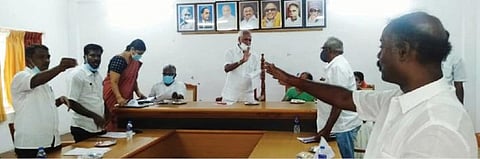 அண்ணாகிராம ஒன்றியக்குழு கூட்டத்தில் அதிமுக, திமுக உறுப்பினர்கள் திட்டிக் கொண்டு ரகளையில் ஈடுபட்டனர்.