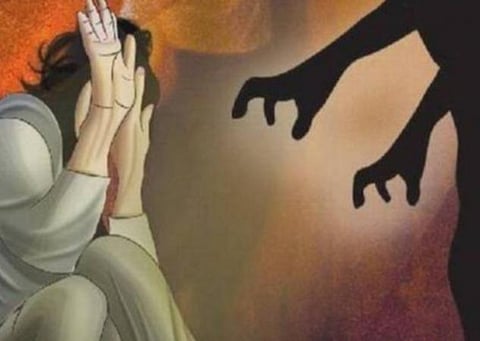 பழங்குடிப் பெண்ணை நிர்வாணமாக்கிய கிராமத்தினர்: கணவரையும் தோளில் சுமக்க வைத்த கொடூரம்