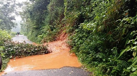 நீலகிரியில் இடைவிடாமல் தொடரும் காற்று, மழை: ஓவேலியில் மண் சரிவு