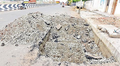 மதுரை வைகை ஆற்றின் தென்கரையில் புதிதாக அமைக்கப்பட்டுள்ள சாலையில் பாதாள சாக்கடை அமைப்பதற்காக மாநகராட்சி சார்பில் தோண்டப்பட்டுள்ள பள்ளம். படம்: எஸ்.கிருஷ்ணமூர்த்தி