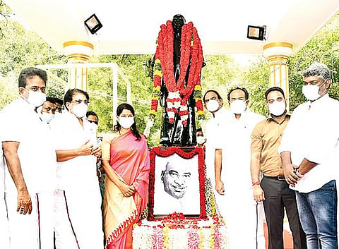 விருதுநகரில் உள்ள காமராஜர் மணிமண்டபத்தில் அவரது உருவச் சிலைக்கு மாலை அணிவித்து மரியாதை செலுத்திய கனிமொழி எம்.பி. அருகில், அமைச்சர்கள் சாத்தூர் ராமச்சந்திரன், தங்கம் தென்னரசு உள்ளிட்டோர்.