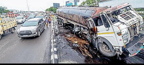 மேடவாக்கத்தில் இருந்து துறைமுகம் நோக்கி கச்சா எண்ணெய் ஏற்றி சென்றுகொண்டிருந்த டேங்கர் லாரி சென்னை அடையாறில் சாலையில் கவிழ்ந்து விபத்துக்குள்ளானது.  படம்: பு.க.பிரவீன்