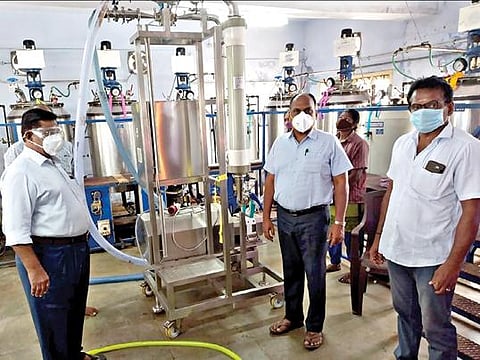 ஈரோடு மாவட்டம் பவானி அரசு விதைப்பண்ணை வளாகத்தில், திரவ உயிர்  உரம் உற்பத்திக்கான சோதனை ஓட்டத்தை வேளாண் இணை இயக்குநர் சி.சின்னசாமி தொடங்கி வைத்து பார்வையிட்டார்.