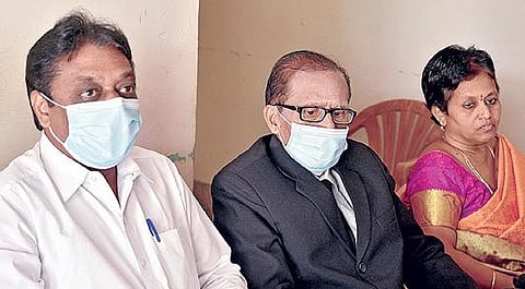 துத்தூக்குடியில் செய்தியாளர்களை சந்தித்த ஒருநபர் ஆணையத்தின் வழக்கறிஞர் அருள்வடிவேல் சேகர் (இடது).  படம்: என்.ராஜேஷ்