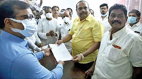 ஆம்பூரில் எம்பி அலுவலகம் திறக்கப்பட்ட பிறகு பொதுக்களிடம் இருந்து எம்பி கதிர்ஆனந்த், மாவட்ட ஆட்சியர் அமர் குஷ்வாஹா ஆகியோர் மனுக்களை பெற்றனர்.