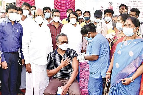 திருவண்ணாமலையில் கரோனா தடுப்பூசி செலுத்தும் சிறப்பு முகாமை ஆய்வு செய்த அமைச்சர் எ.வ.வேலு. அருகில், மாவட்ட ஆட்சியர் முருகேஷ் உள்ளிட்டோர்.