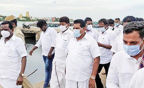 ராமேசுவரம் மீன்பிடி இறங்குதளத்தை பார்வையிட்ட அமைச்சர் அனிதா ஆர்.ராதாகிருஷ்ணன்.
