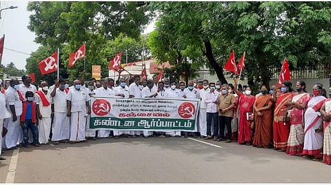 தஞ்சாவூர் தலைமை அஞ்சலகம் முன் நடைபெற்ற ஆர்ப்பாட்டத்தில் பங்கேற்றோர்.