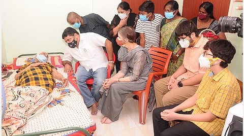 ஆம்புலன்ஸில் வந்து வாக்களித்த மூதாட்டியை குடும்பத்தோடு சென்று பாராட்டிய நிதி அமைச்சர்: அடுத்த தேர்தலிலும் வாக்களிப்பேன் என மூதாட்டி உற்சாகம்