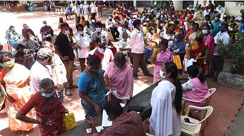 கோவை உடையாம்பாளையம் மாநகராட்சி நடுநிலைப் பள்ளியில் இன்று நடைபெற்ற முகாமில் தடுப்பூசி செலுத்திக் கொள்வதற்காக இருக்கைகளில் அமர வைக்கப்பட்ட பொதுமக்கள் | படம்: ஜெ.மனோகரன்.