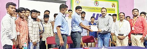 வேலூர்  வெங்கடேஸ்வரா பாலிடெக்னிக் கல்லூரியில் நடைபெற்ற வேலை வாய்ப்பு முகாமில் பங்கேற்றவர்கள்.