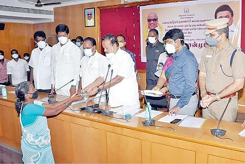 விழுப்புரத்தில் அரசு சார்பில்  ஏழைப் பெண்களுக்கு திருமண நிதியுதவி வழங்கும் அமைச்சர் பொன்முடி.