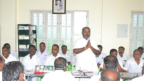 பெட்ரோல், டீசல் விலை குறைப்பு வாக்குறுதியை நிறைவேற்றத் தயங்குவது ஏன்?- திமுகவுக்கு முன்னாள் அமைச்சர் ஆர்.பி.உதயகுமார் கேள்வி