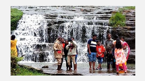 கொடைக்கானல் வட்டக்கானல் நீர்வீழ்ச்சியில் செல்பி எடுத்து மகிழ்ந்த சுற்றுலாபயணிகள். 